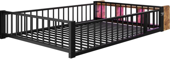 Zwart metalen kinderbed met houten hoofdeinde, roze LED-verlichting en zichtbare structuur.
