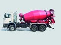 Grote rode betonmixer met witte cabine en grijze velgen, op een lichte achtergrond.