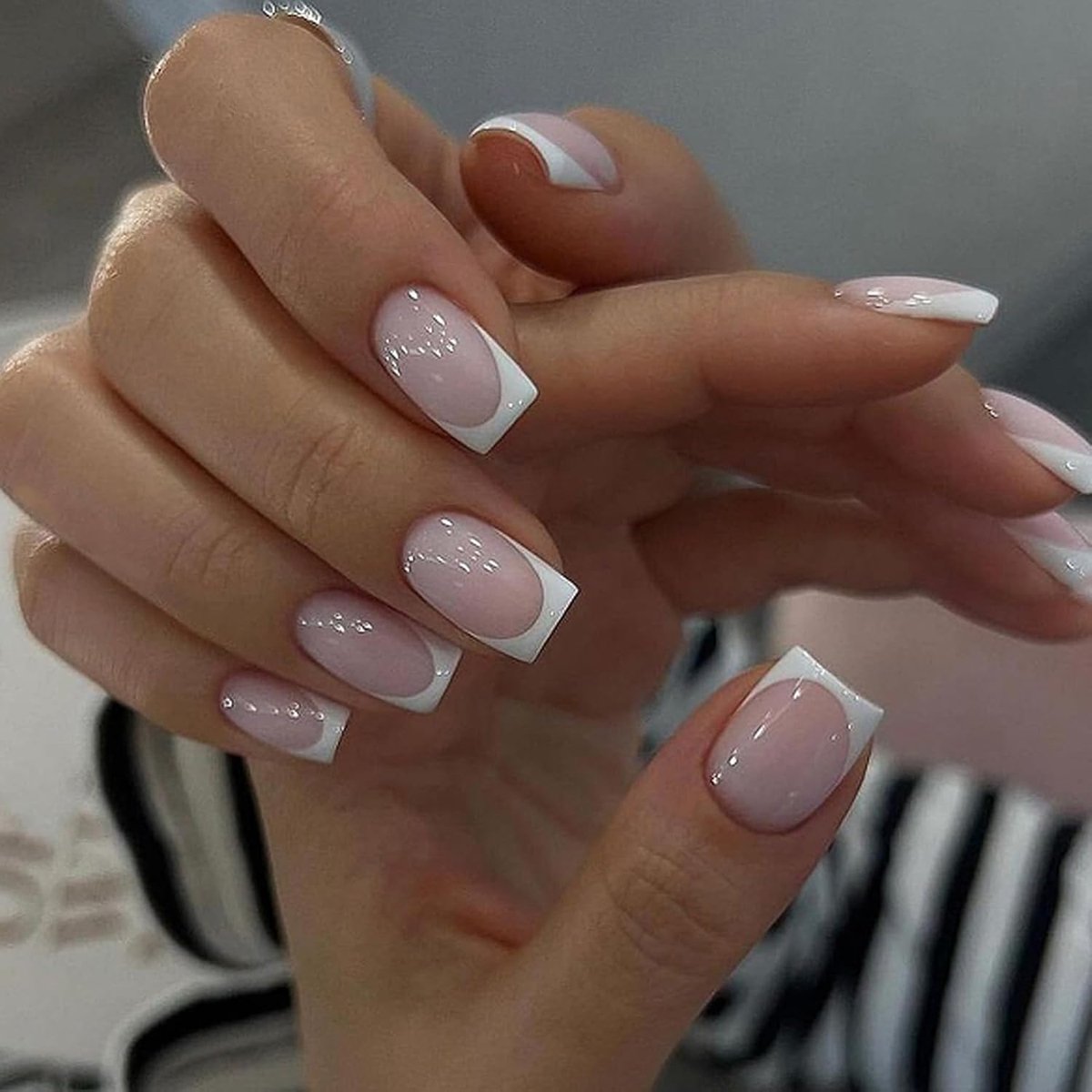 Press On Nails, 24 stuks nude, zachte gelnagels voor het lijmen, vierkante nepnagels met nagellijm, nepnageltips, comfortabel om te dragen, acryl kunstnagels voor het plakken van nail art