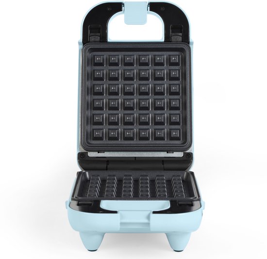 Lichtblauwe wafelijzer met open deksel, leeg, met de inzetstukken voor wafelplaten en donutplaten ernaast.