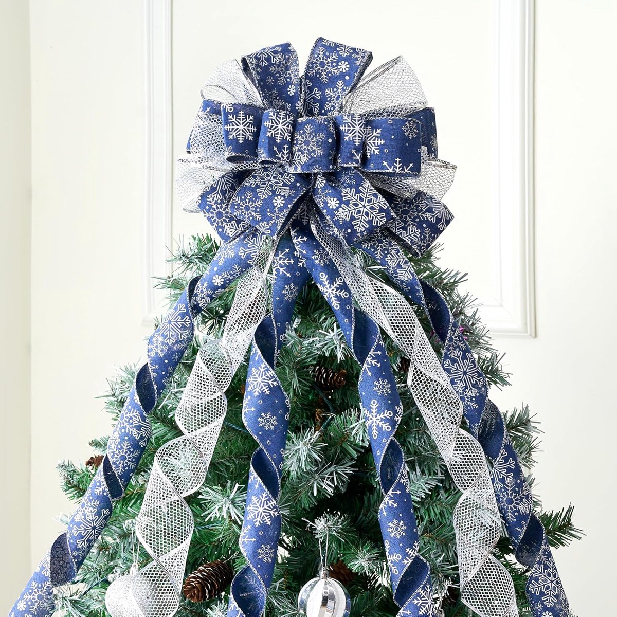 45 inch kerstboom topper strik, blauw en zilver lint ornamenten met sneeuwvlokken en glitter, groot cadeau decor voor Kerstmis vakantie thema decoratie thuis feesten bruiloft