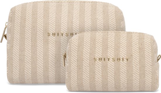Twee crèmekleurige toilettassen met visgraatmotief en gouden 'SUITSUIT' logo's.
