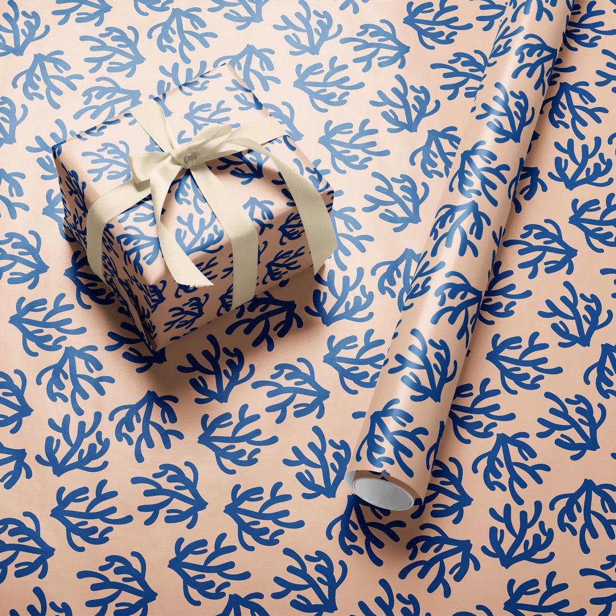 Omgoods - Inpakpapier Rol met Blauwe Koraalprint