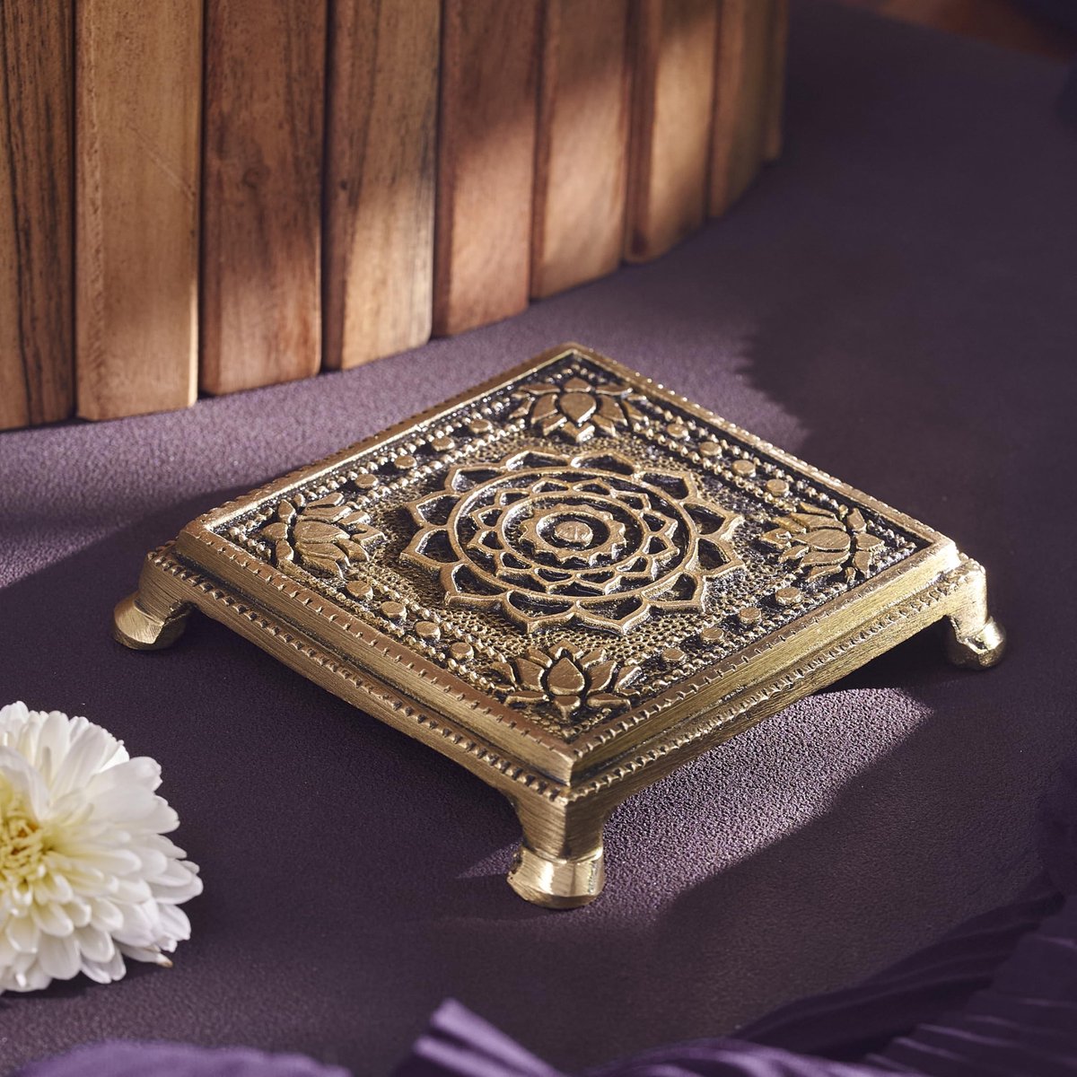 Omgoods - Antieke Messing Pooja Chowki met Shree Yantra Design