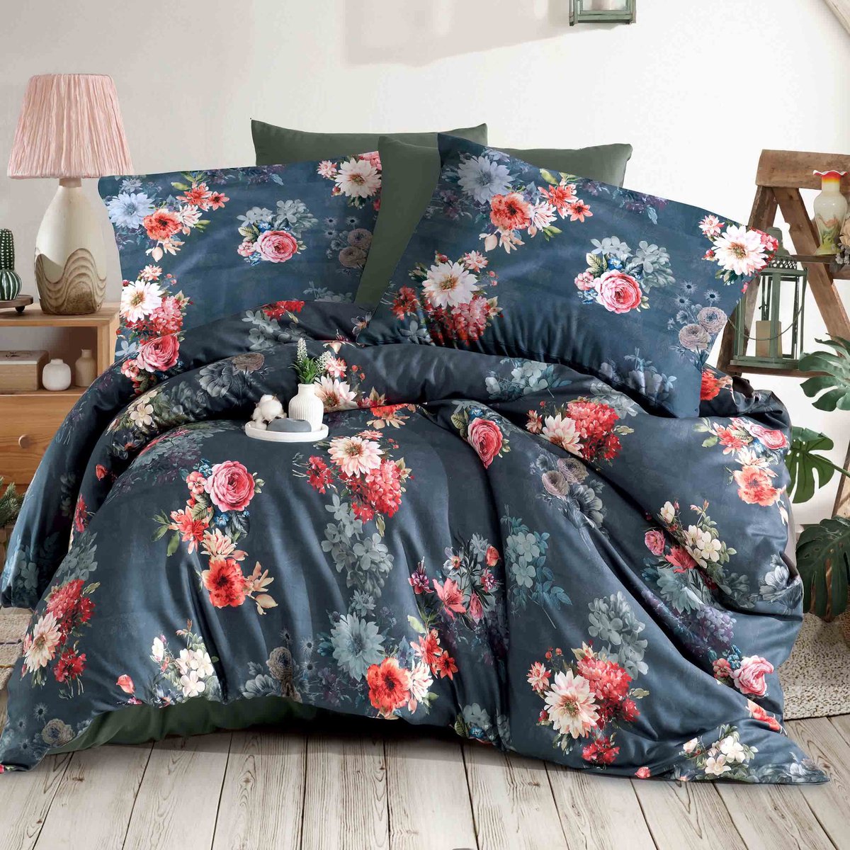 Darymex Luxury Merisa Dekbedovertrek 220x200 cm - Donkerblauw / Marineblauw - Bloemenboeket - 100% Katoen-Satijn (127 g/m²) - Lits-Jumeaux - Met Ritssluiting - Luxe Cadeaubox - OEKO-TEX® - Met 2 Kussenslopen 70x80 cm