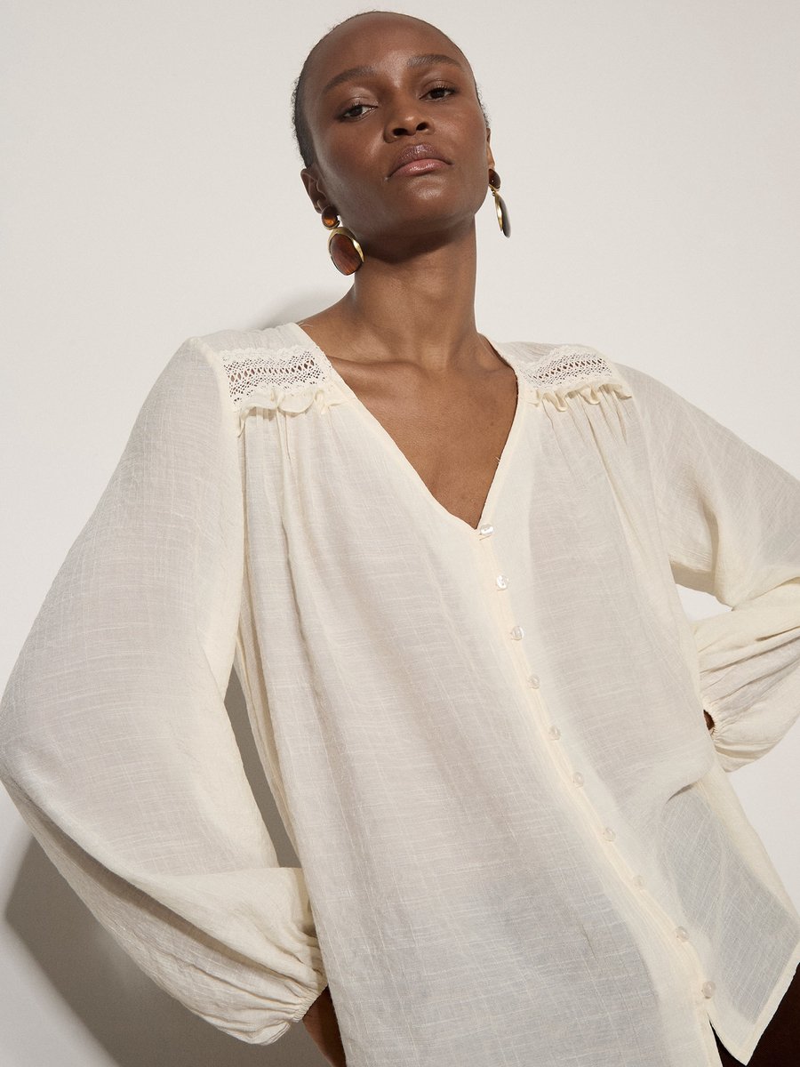 Glanzende blouse met gehaakt inzetstuk