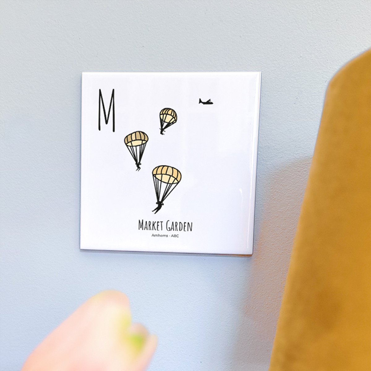 Market Garden - ABC tegeltje Arnhem - Keramiek met Handgetekende Illustratie - Wanddecoratie - Woondecoratie - Relatiegeschenk - Souvenir - 10,8 x 10,8 cm