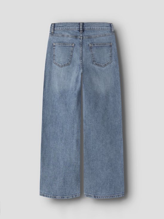 Achterkant van een lichtblauwe wijde jeans met twee zakken.