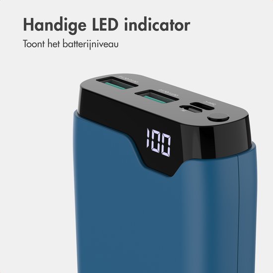 Close-up van de blauwe imoshion powerbank met LED-display dat '100' aangeeft, en USB C/A poorten.