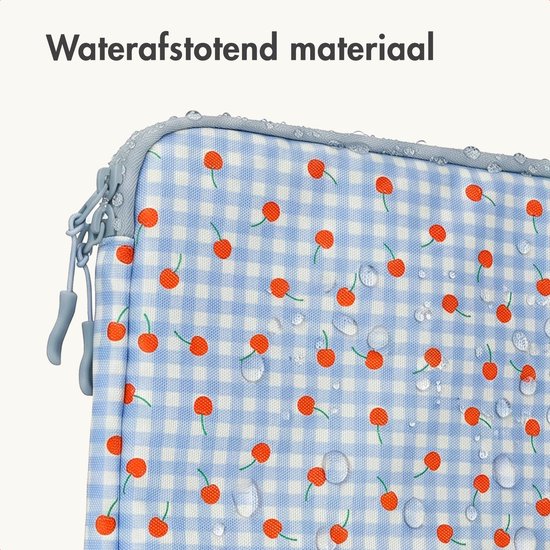 Detail van de waterafstotende stof van de laptop sleeve met blauw-witte ruitjes en kersenprint.