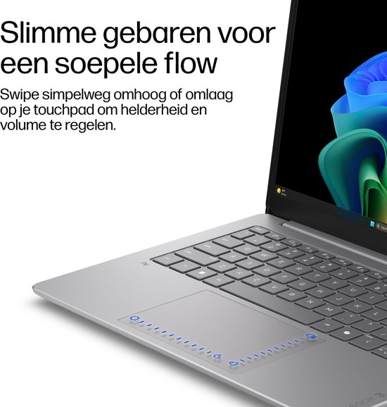 Zilverkleurige HP laptop met focus op het touchpad met gebarenbediening.