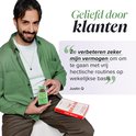 Man met groene jas houdt een potje "Lion's Mane Gummies" vast. Ernaast een boek "The Brain".