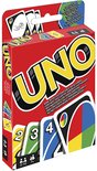 Verpakking van het UNO kaartspel met de rode doos, met 'UNO' logo, en kaartafbeeldingen. Inclusief de tekst 'NU MET AANPASBARE KEUZEKAARTEN!'
