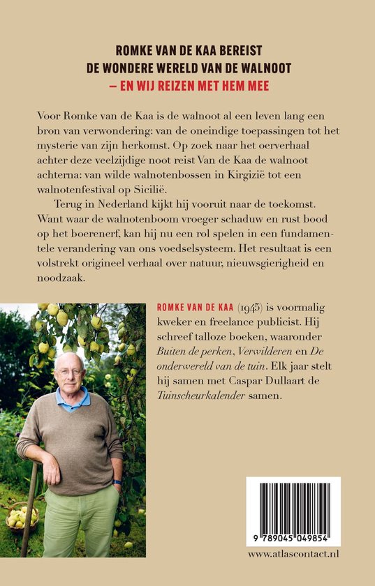 Boekomslag met auteur Romke van de Kaa, staand in een boomgaard met een walnoot in zijn hand. Hij draagt een blauw vest over een bruin shirt.