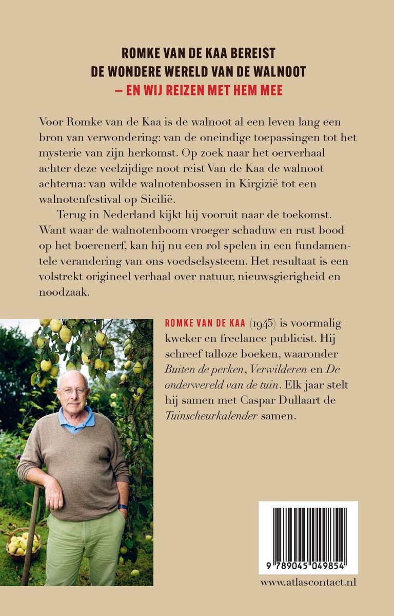 Boekomslag met auteur Romke van de Kaa, staand in een boomgaard met een walnoot in zijn hand. Hij draagt een blauw vest over een bruin shirt.