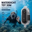 Duiker onder water naast een WINNES sportcamera in een waterdichte behuizing.