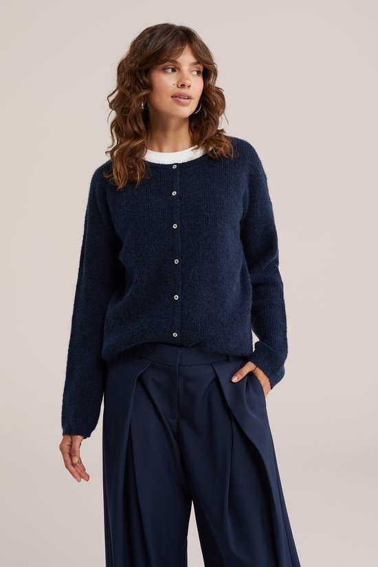 Model draagt donkerblauw gebreid vest