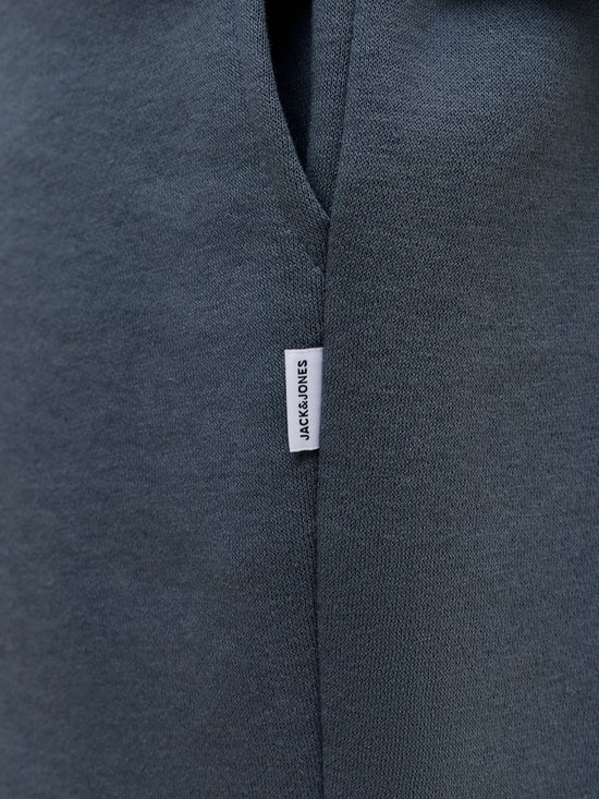 Label "JACK & JONES" op een donkerblauwe joggingbroek.