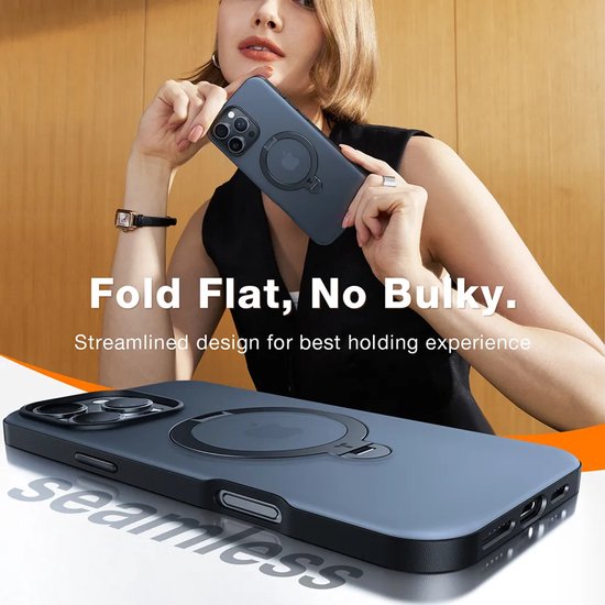 Een vrouw poseert met een platte, donkerblauwe telefoonhoes.