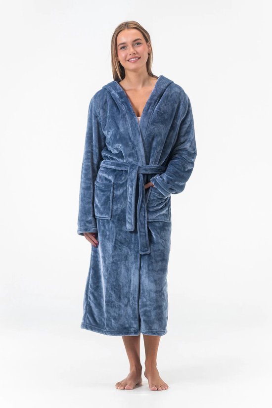Peignoir bleu extra long à capuche, ceinture et poches, porté par une femme.