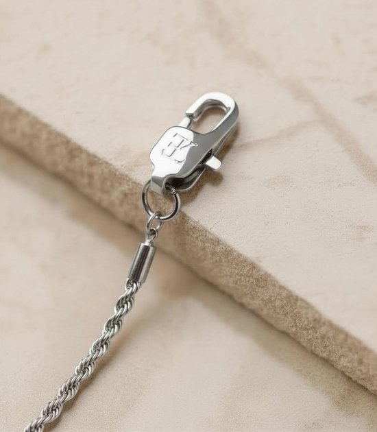Sluiting van een zilverkleurige, gedraaide touwketting met een karabijnsluiting met het 'EZ' logo en een kleine verlengketting.