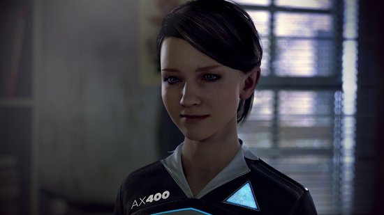 Meisje met blauwe ogen, draagt een zwart uniform met 'AX400' op de mouw.