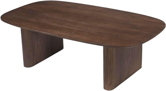 Donkerbruine salontafel met ovaal blad en geribbelde pootjes.