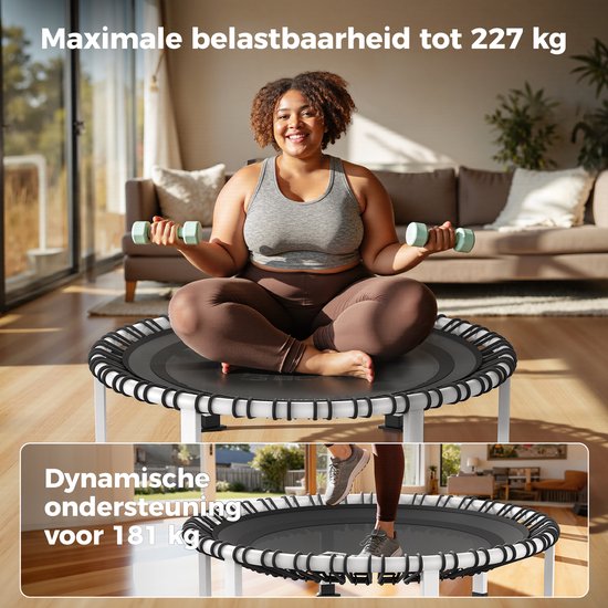 Vrouw met dumbbells op een zwarte trampoline en een vrouw die springt op een zwarte trampoline met dynamische ondersteuning.