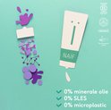 Naïf verpakking met paarse knoeierij en tekst "0% minerale olie, 0% SLES, 0% microplastic".