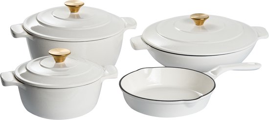 Ensemble de casseroles en fonte blanche avec poignées dorées, comprenant une cocotte, une marmite et une poêle.