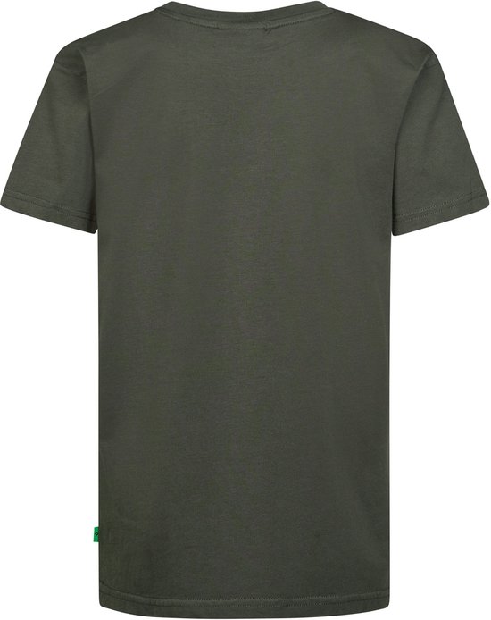 Achterkant van een donkergroen T-shirt met 'PETROL INDUSTRIES' logo aan de onderkant.