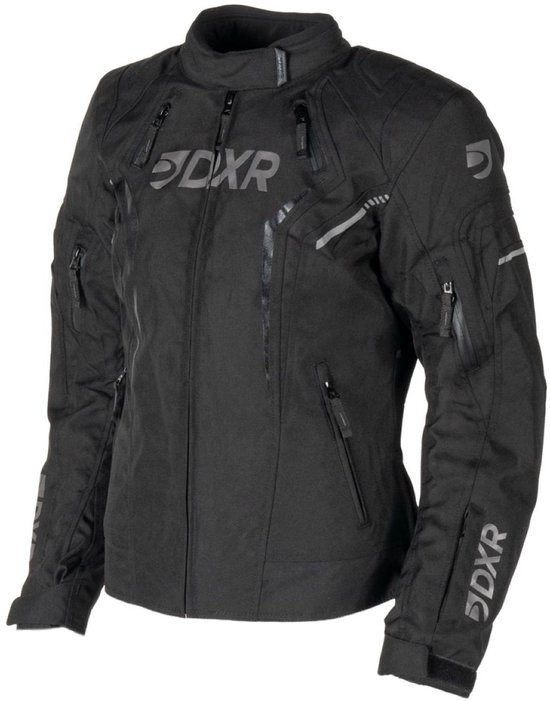 Zwarte DXR motorjas met reflecterende details en DXR logo's, staand model.