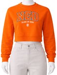 Oranje croptrui met "NED CLASS OF 2025" opdruk, gedragen door een paspop.
