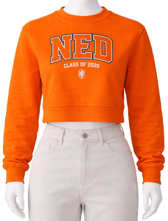 Oranje croptrui met "NED CLASS OF 2025" opdruk, gedragen door een paspop.