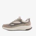 Beige sneaker met suède en mesh details, wit met grijze veters en rubberen zool.