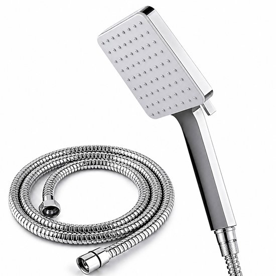 Een vierkante douchekop in chroom met een donkergrijze grip, naast een opgerolde metalen doucheslang.