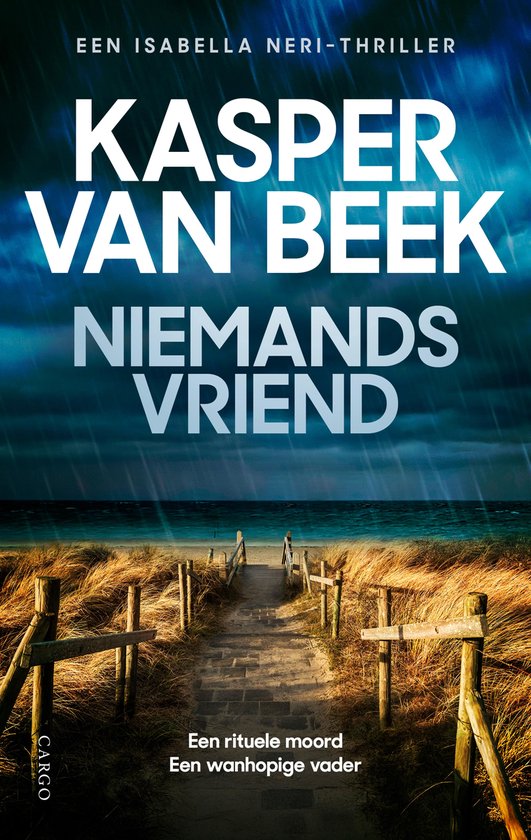 Boekcover van 'Niemands Vriend' van Kasper van Beek, een Isabella Neri-thriller, met een pad naar het strand door duingras onder een donkere, regenachtige lucht.