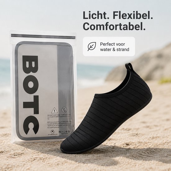 Zwarte waterschoen naast een doorzichtige verpakking met het BOTC-logo, op het strand. Beschrijving: Licht. Flexibel. Comfortabel. Perfect voor water & strand.