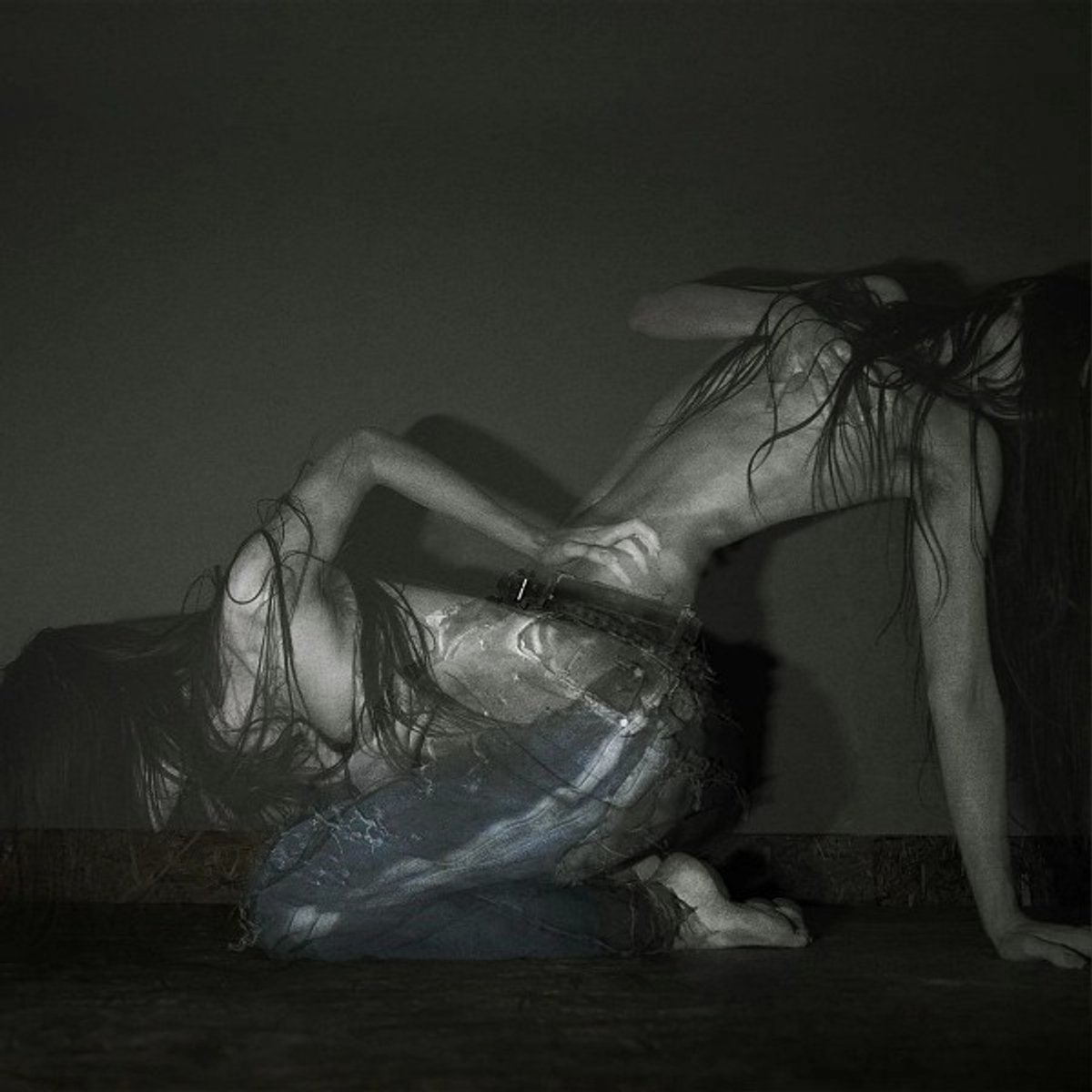 Sofia Isella: Something Is A Shell . (Indies Exclusive Clear Smoke) [Winyl]