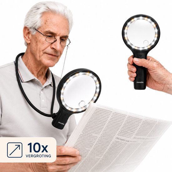 Oudere man leest krant met vergrootglas om de nek, vergrootglas in hand, 10x vergroting.