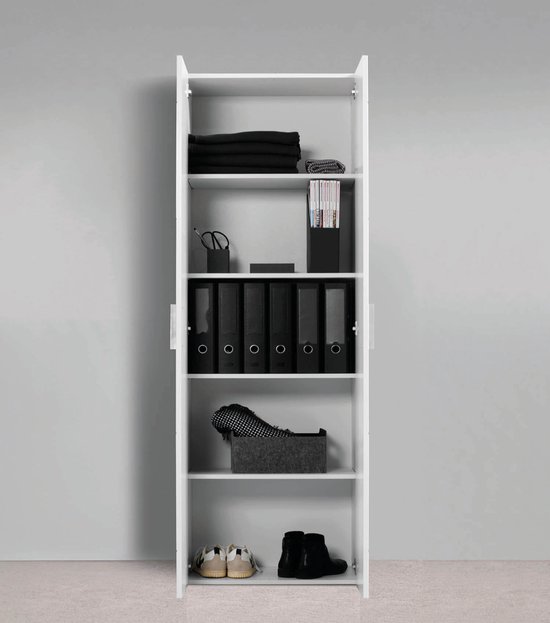 Witte archiefkast met open vakken, gevuld met mappen, kleding en schoenen.