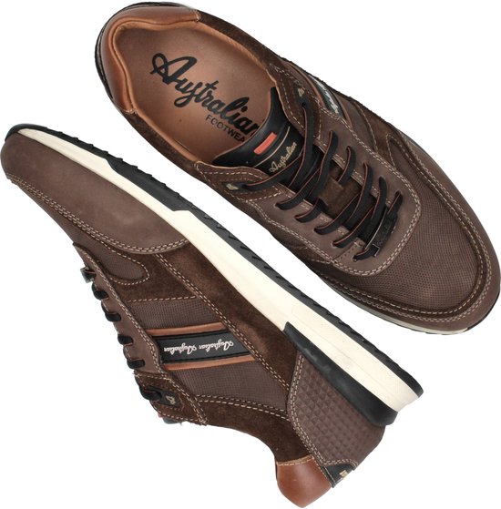 Binnenzijde van bruine leren sneakers met 'Australian Footwear' logo, ook een sneaker ondersteboven.