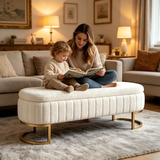 Vrouw en kind op een crème fluwelen opbergbank met ribbelpatroon en gouden poten.