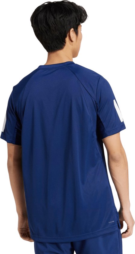 Achterkant van een donkerblauw shirt met witte strepen op de mouwen en een Adidas logo op de schouder.