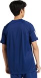 Achterkant van een donkerblauw shirt met witte strepen op de mouwen en een Adidas logo op de schouder.