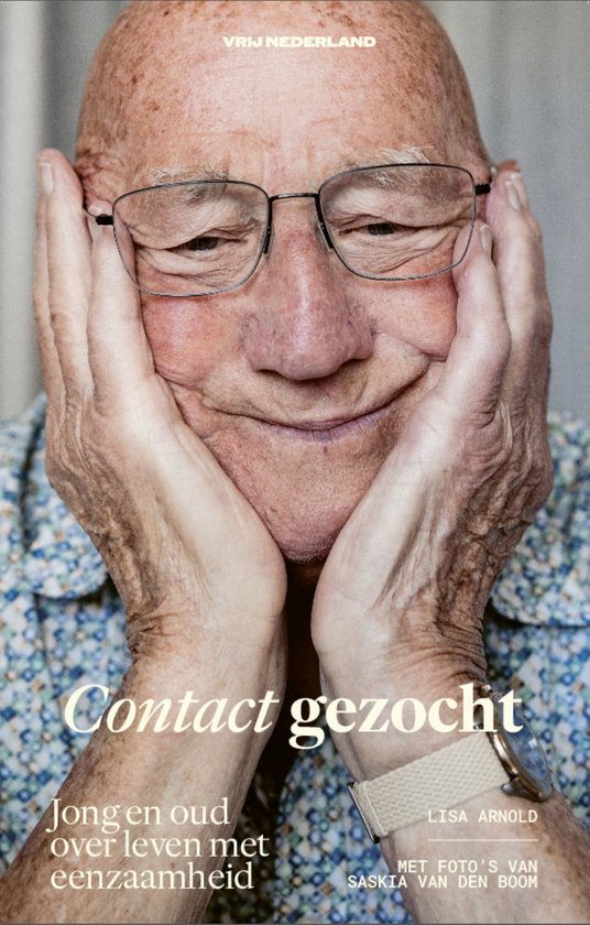 Portret van een lachende oudere man met bril, handen aan gezicht. "Vrij Nederland Contact gezocht Jong en oud over leven met eenzaamheid".