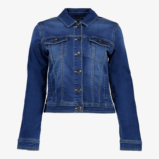 Donkerblauwe spijkerjas met knoopsluiting, twee borstzakken en steekzakken.