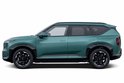 Donkergroene SUV met zwarte wielkasten en velgen, gefotografeerd vanaf de zijkant.