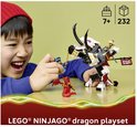 Een jongen speelt met een LEGO NINJAGO drakenplayset, inclusief een jongen, een draak en een figuur.