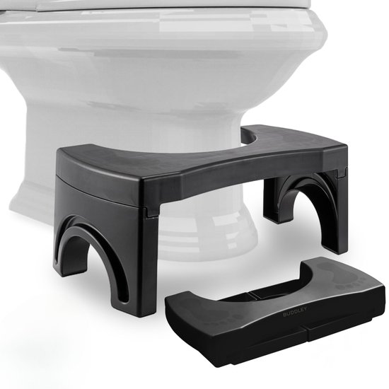 Zwart inklapbaar WC krukje naast een toilet, met het krukje plat op de grond.